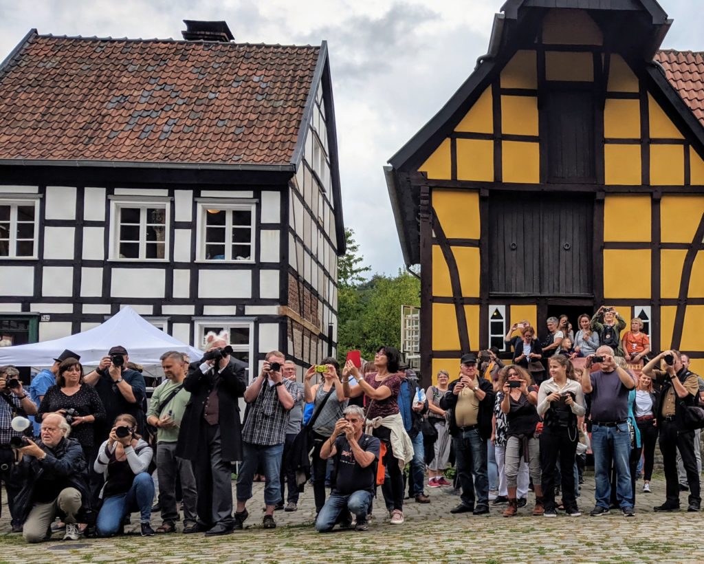 Große Gruppe Fotografen beim fotografieren des Gruppenfotos